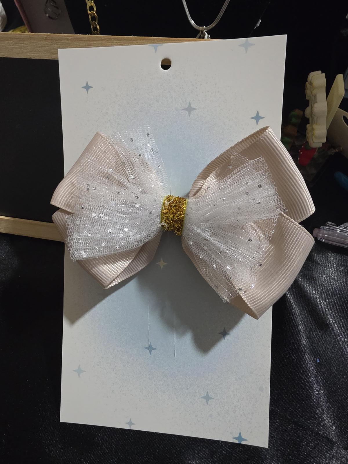 Moño con detalle de tul dorado / Hair Bow gold tulle details