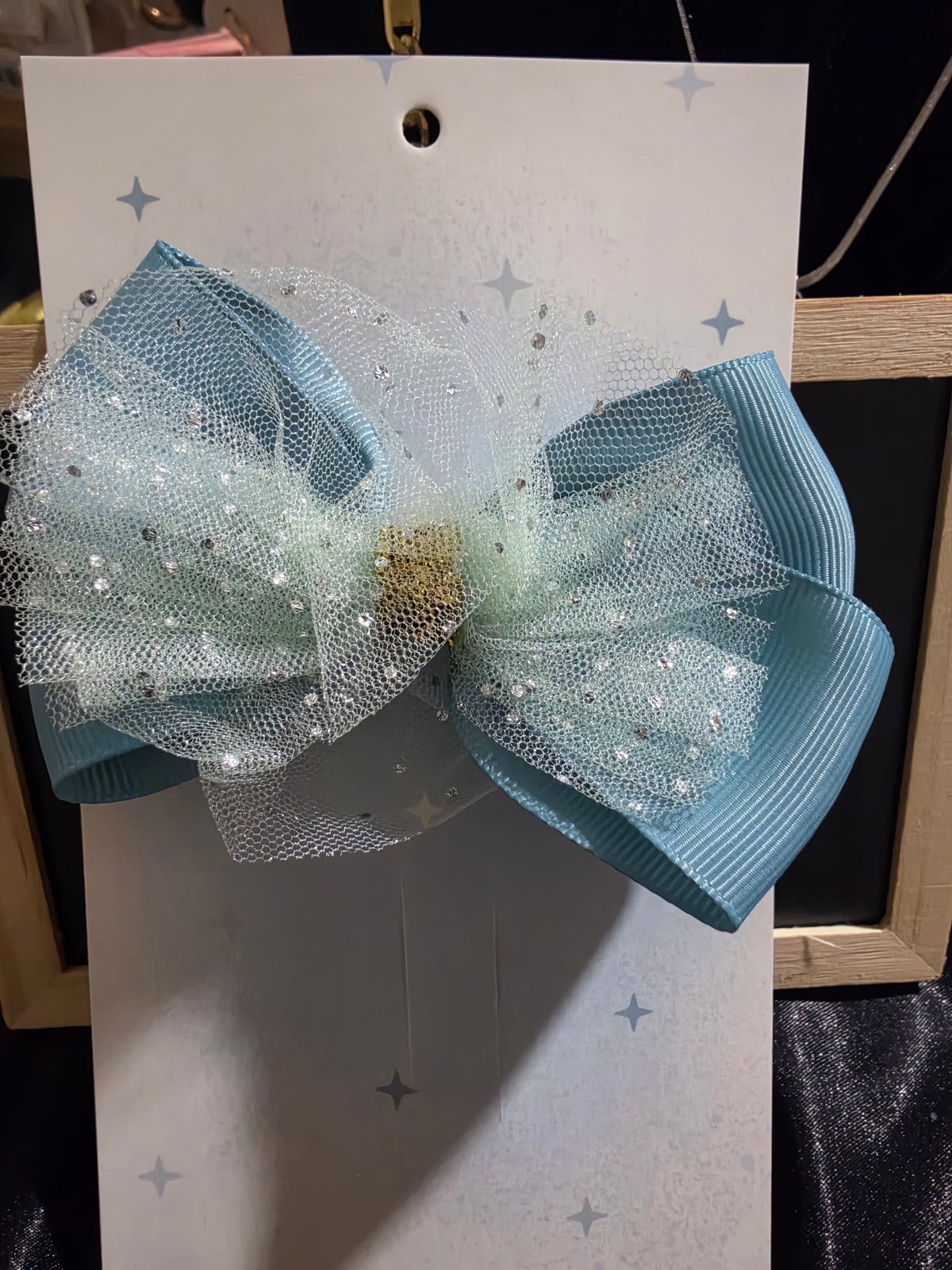 Moño con detalle de tul dorado / Hair Bow gold tulle details